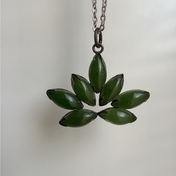 New vintage jade lotus or leaf large statement pendant necklace - Picture 10 of 16